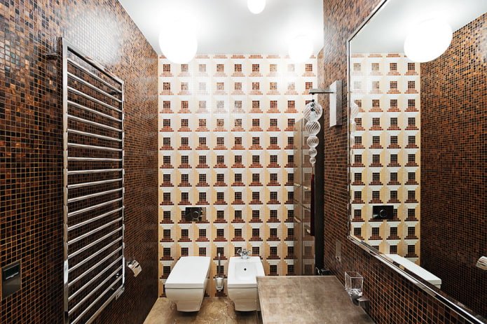 formes géométriques en mosaïque dans les toilettes