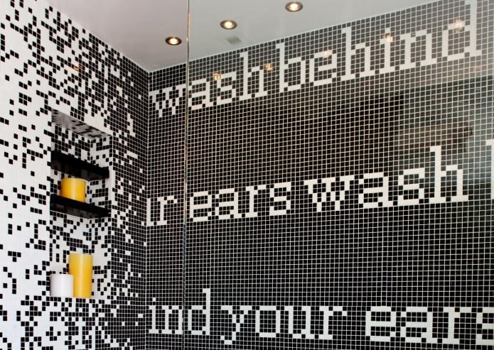 Inscriptions décoratives en mosaïque à l'intérieur