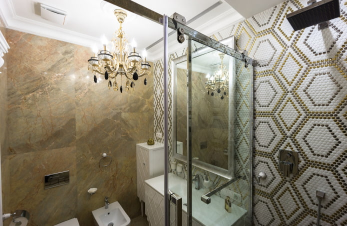 formes géométriques en mosaïque dans la salle de bain