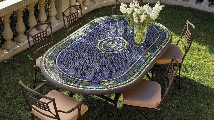 Table de jardin avec mosaïque à l'extérieur