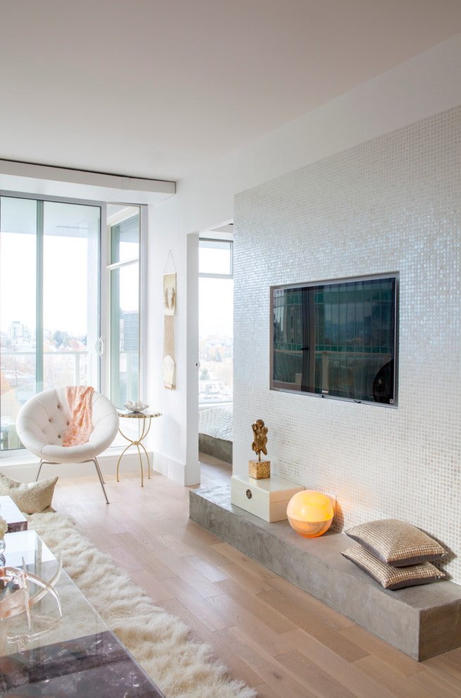 mosaïque blanche sur le mur