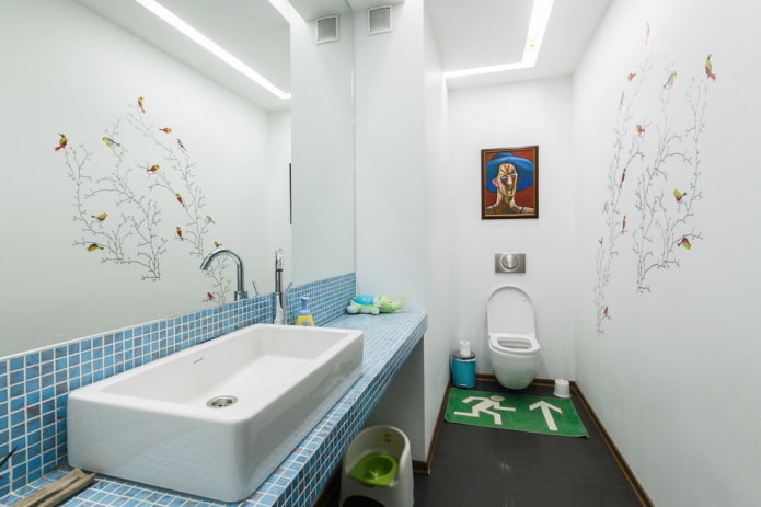 mosaïque sur le plan de travail dans la salle de bain
