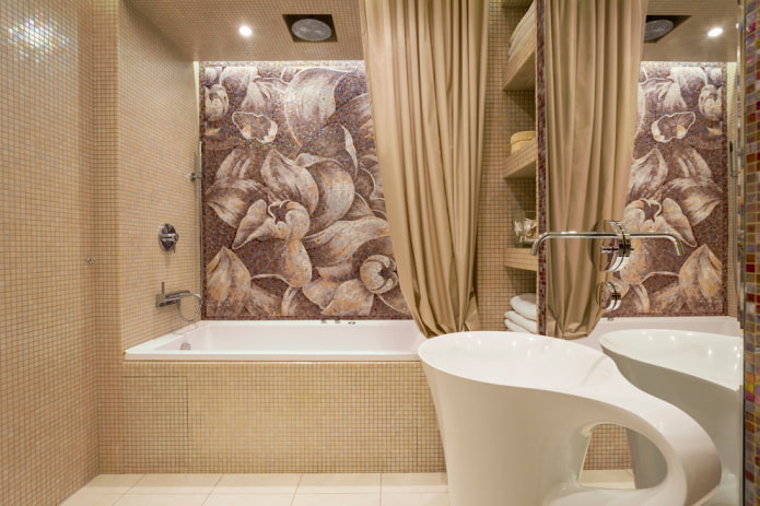 mosaïque beige dans la salle de bain
