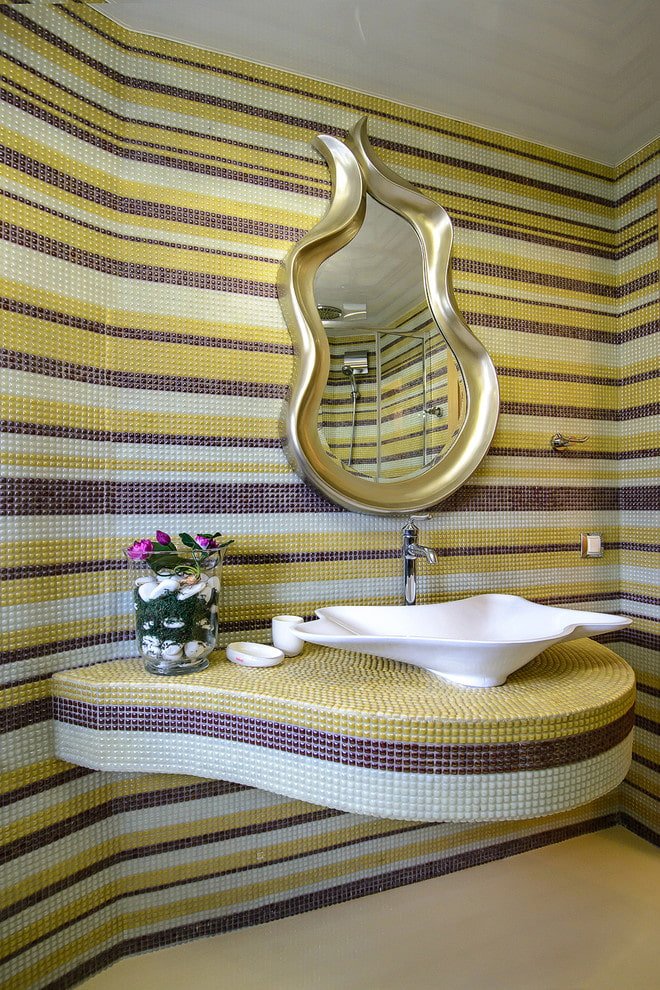 mosaïque sur le plan de travail dans la salle de bain