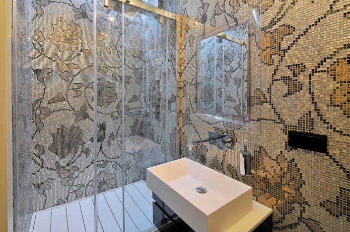 mosaïque beige dans la salle de bain