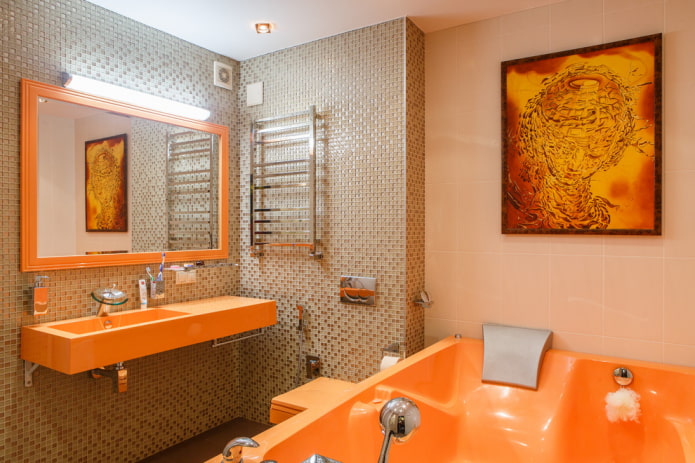 mosaïque combinée avec du carrelage dans la salle de bain