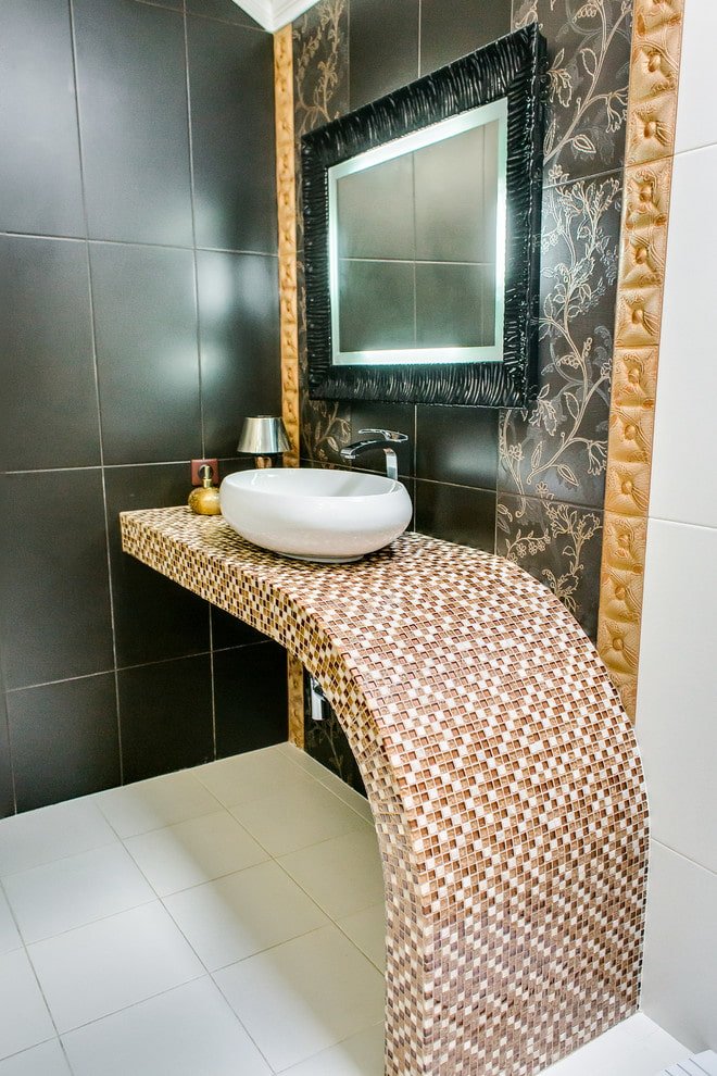 mosaïque sur le plan de travail dans la salle de bain