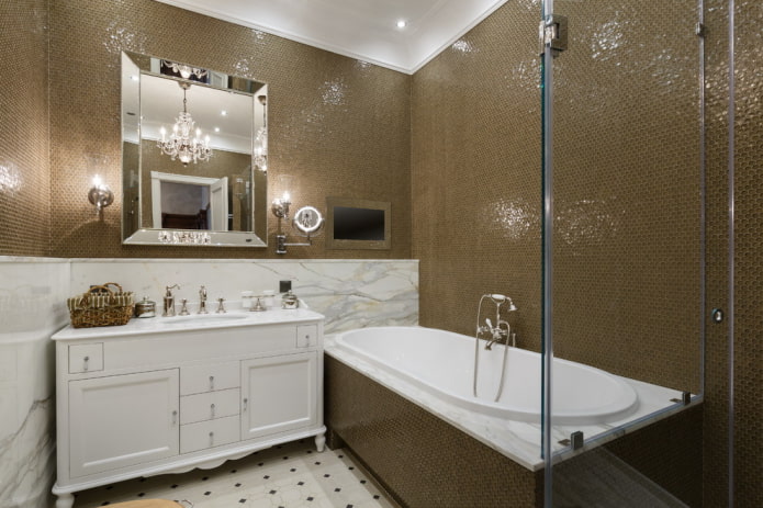 mosaïque marron dans la salle de bain