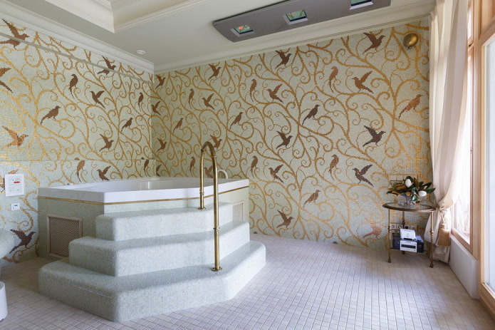 mosaïque au sol dans la salle de bain