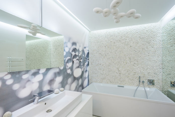 galets sur le mur dans la salle de bain