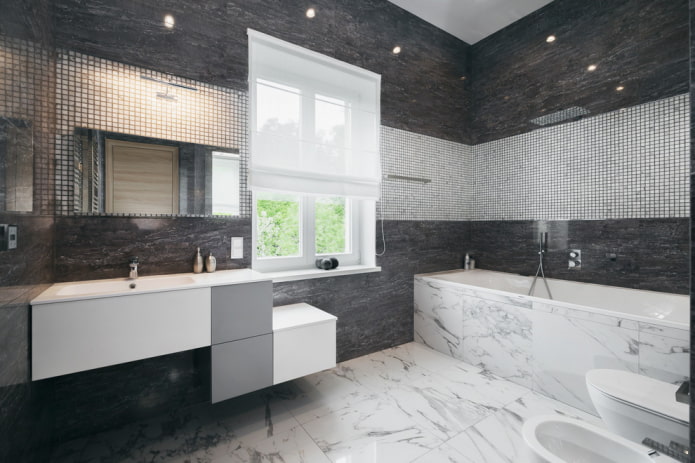 inserts en mosaïque dans l'intérieur de la salle de bain