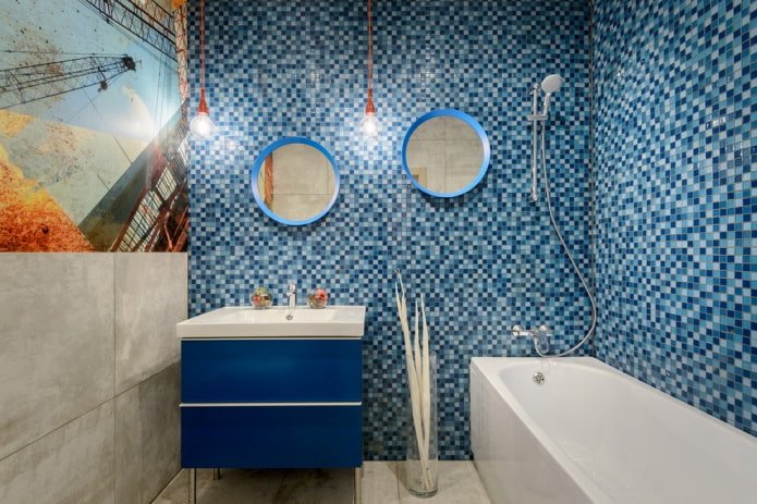 mosaïque bleue à l'intérieur de la salle de bain
