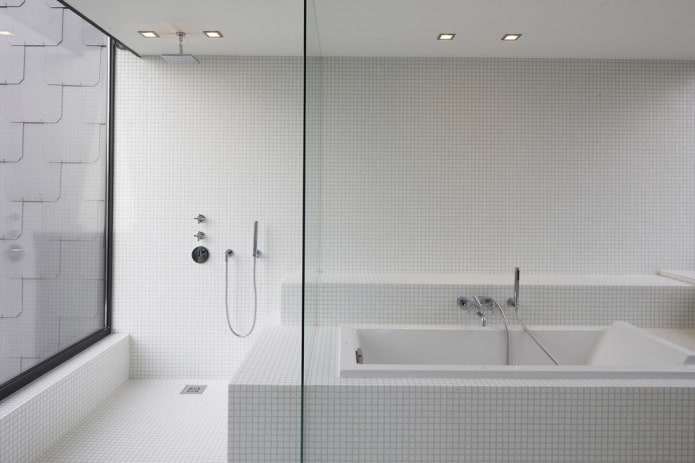 mosaïque blanche dans la salle de bain