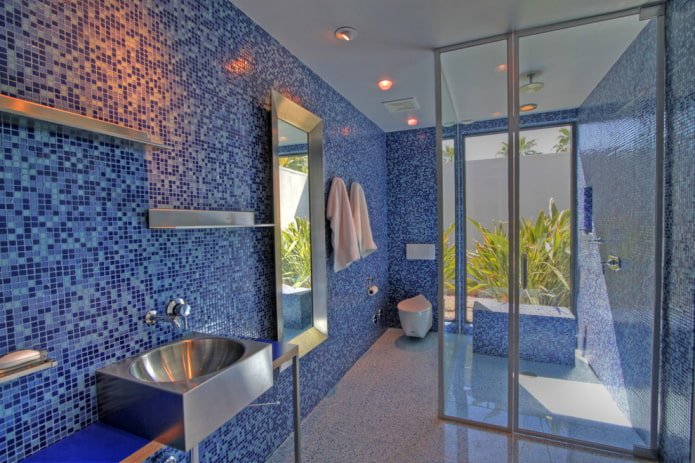 mosaïque bleue dans la salle de bain