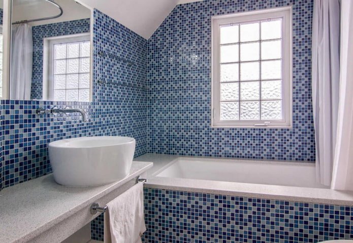 mosaïque bleue dans la salle de bain