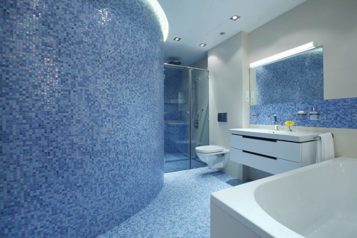 mosaïque bleue dans la salle de bain