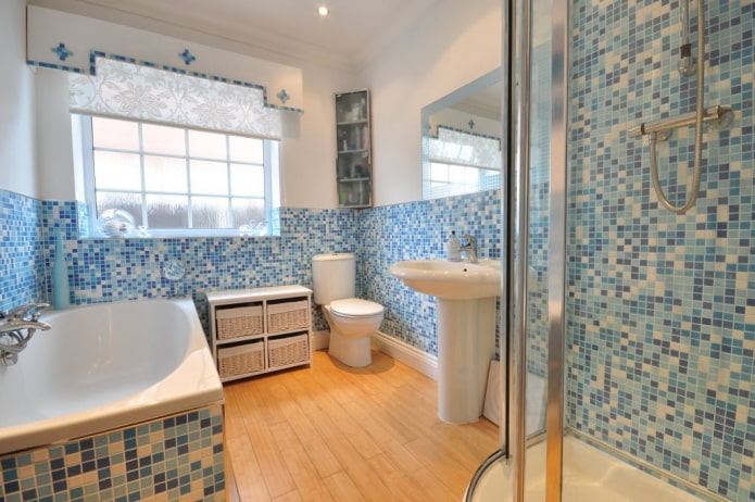 mosaïque bleue dans l'intérieur de la salle de bain