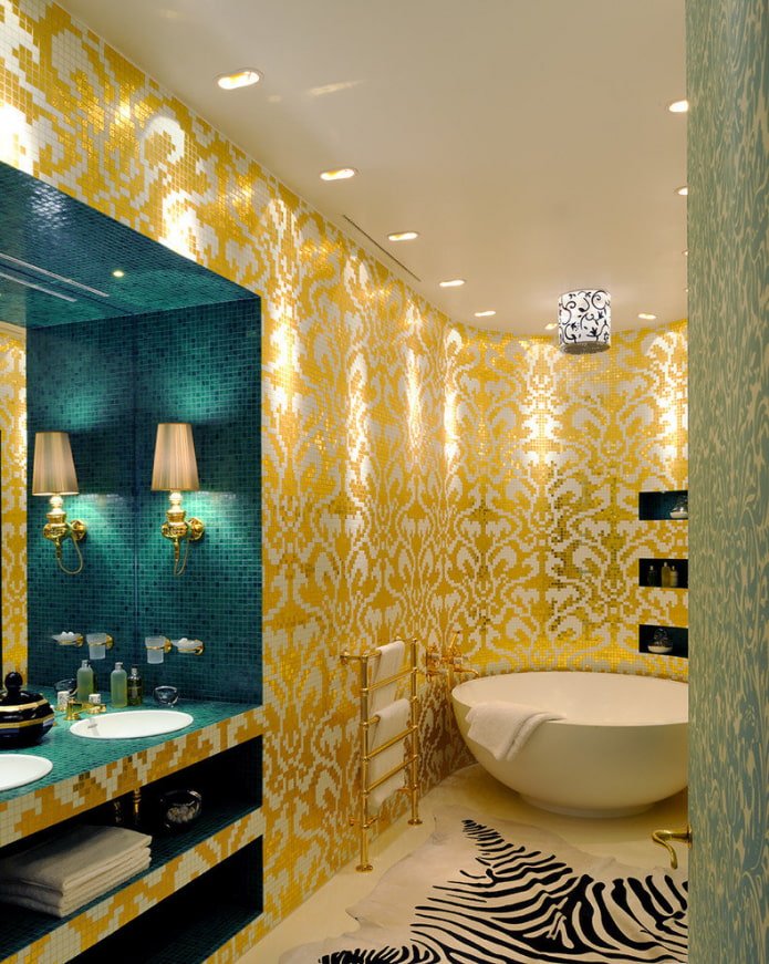 mosaïque dorée dans la salle de bain