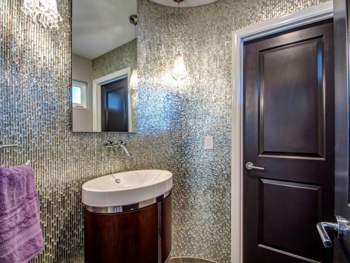 mosaïque argentée dans l'intérieur de la salle de bain