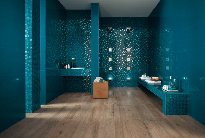 mosaïque turquoise dans la salle de bain