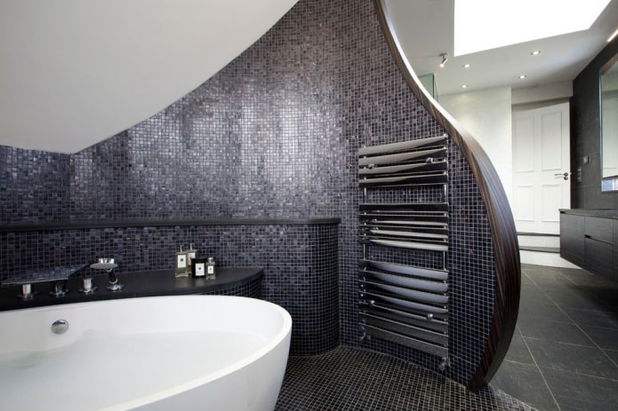 mosaïque noire dans la salle de bain