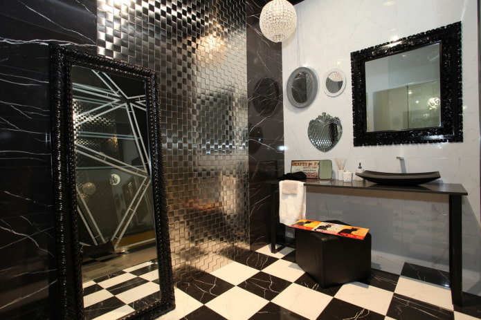 mosaïque miroir dans la salle de bain