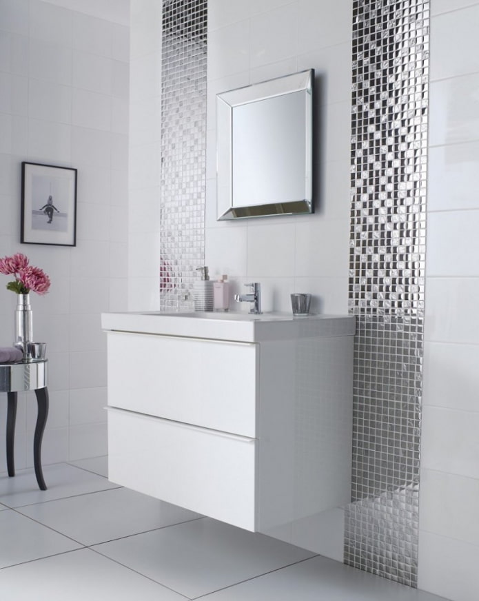 mosaïque miroir dans la salle de bain