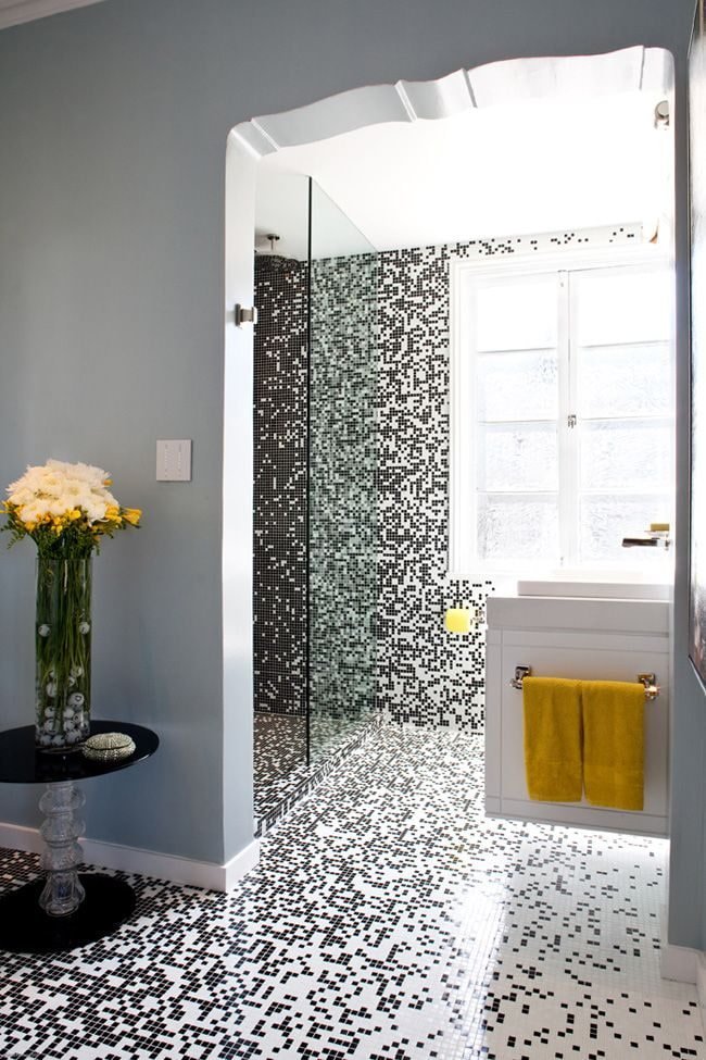 mosaïque au sol dans la salle de bain