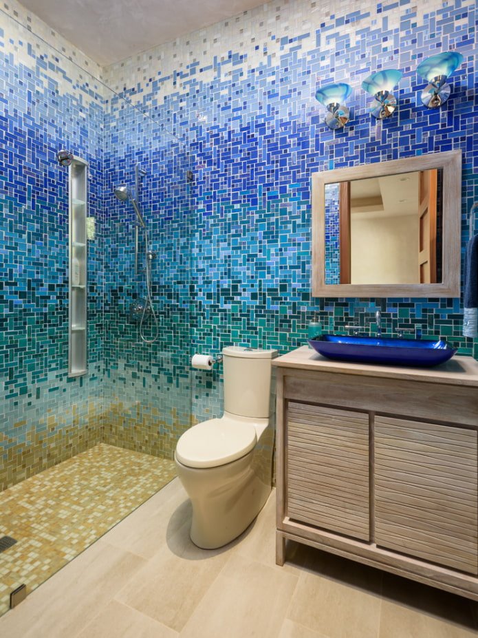 mosaïque sur les murs de la salle de bain