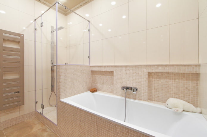 mosaïque combinée avec du carrelage dans la salle de bain