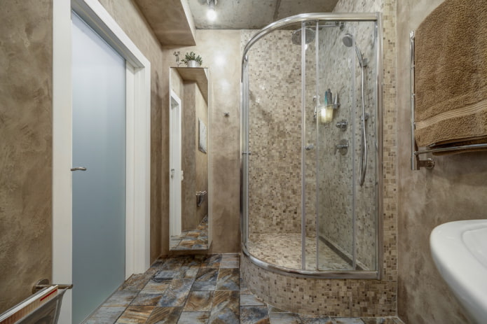 mosaïque dans la cabine de douche à l'intérieur de la salle de bains