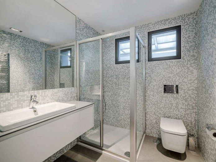 mosaïque carrée dans la salle de bain