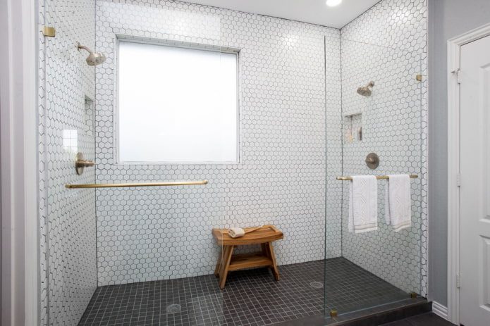 mosaïque en nid d'abeille dans la salle de bain