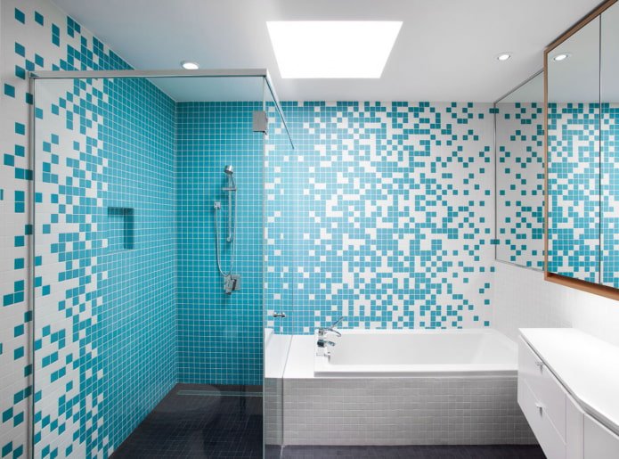 mosaïque dans le coin de l'intérieur de la salle de bain