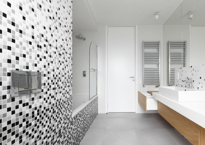 Combinaison de différentes couleurs dans la salle de bain