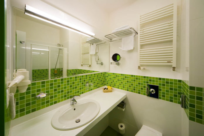 mosaïque linéaire dans l'intérieur de la salle de bain