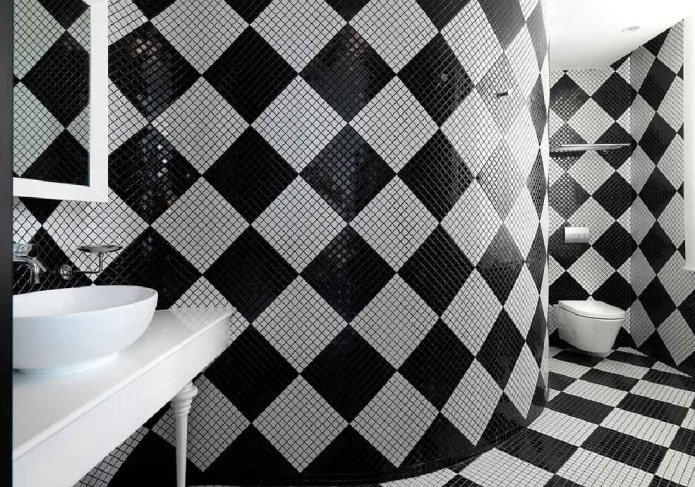 Mosaïque en damier dans la salle de bain