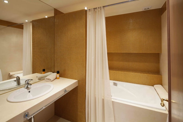 mosaïque en maille dans la salle de bain