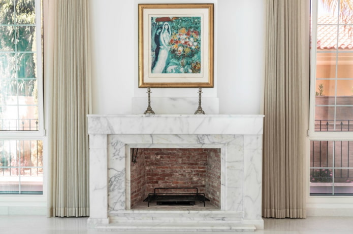 Cheminée en marbre dans le salon