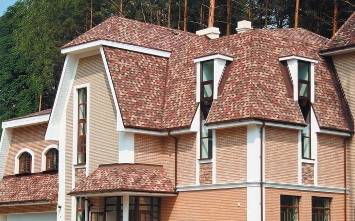 maison en tuiles bitumineuses panachées