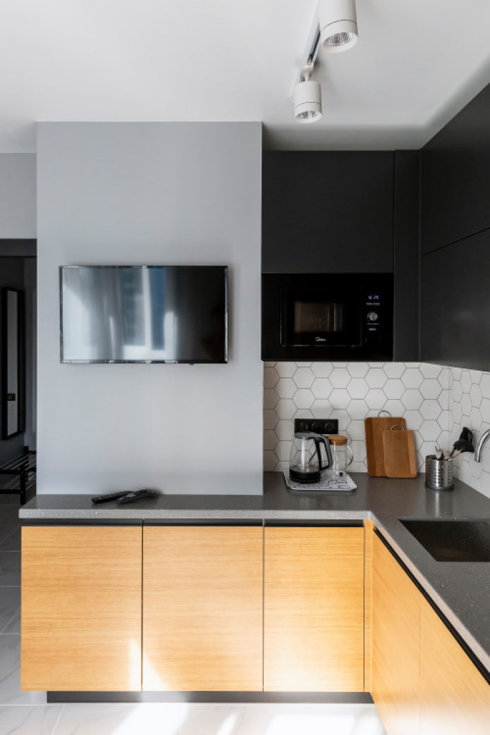 TV sur le mur de la cuisine