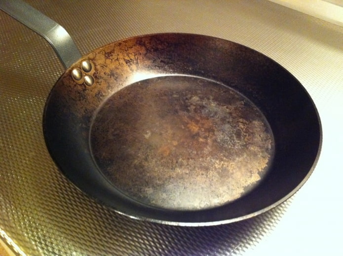 poêle en acier avec dépôts de carbone