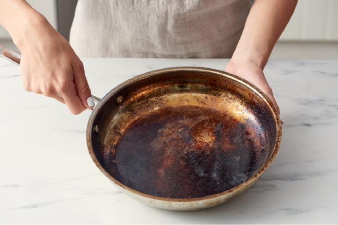 poêle à frire en aluminium avec dépôts de carbone