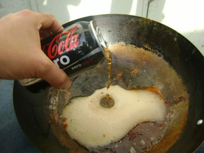 laver une poêle au cola