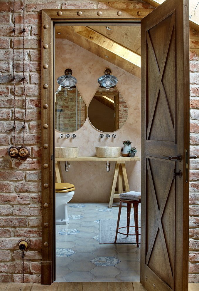 encadrements de portes en bois à l'intérieur