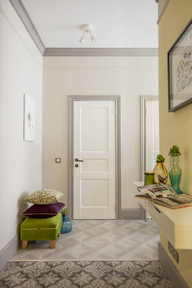Encadrements de porte gris