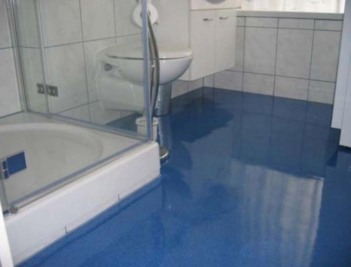 sol décoratif dans la salle de bain