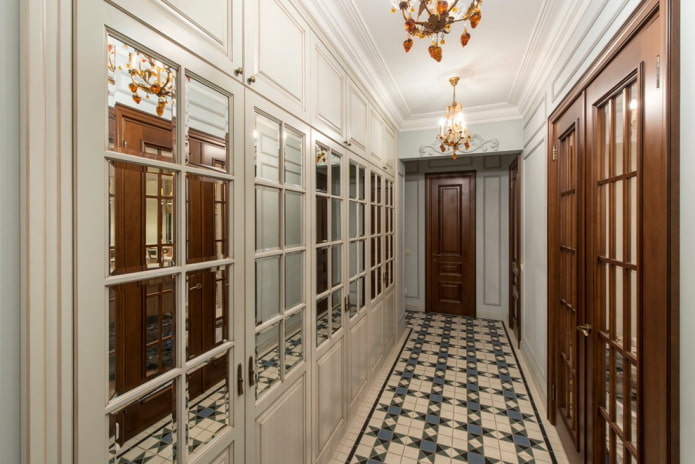 Carrelage de sol à motifs dans la salle de bain