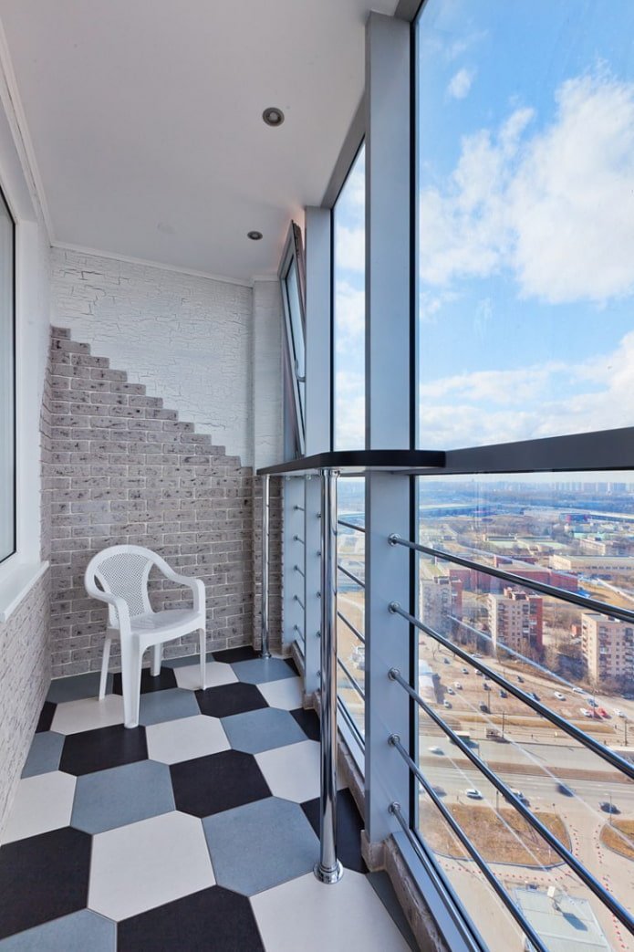 carrelage de sol à l'intérieur du balcon