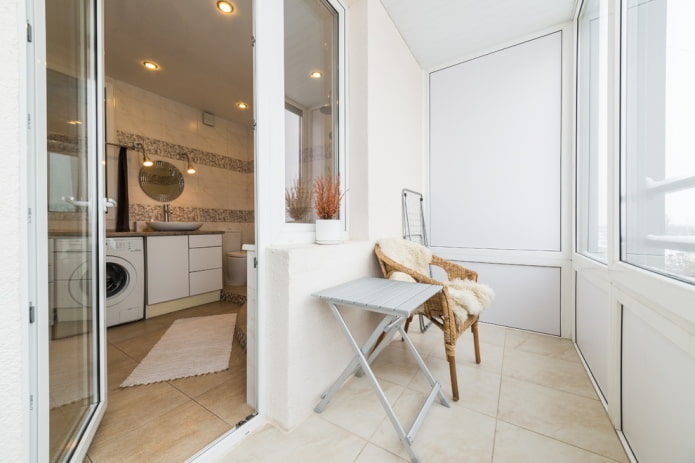 carrelage de sol à l'intérieur du balcon